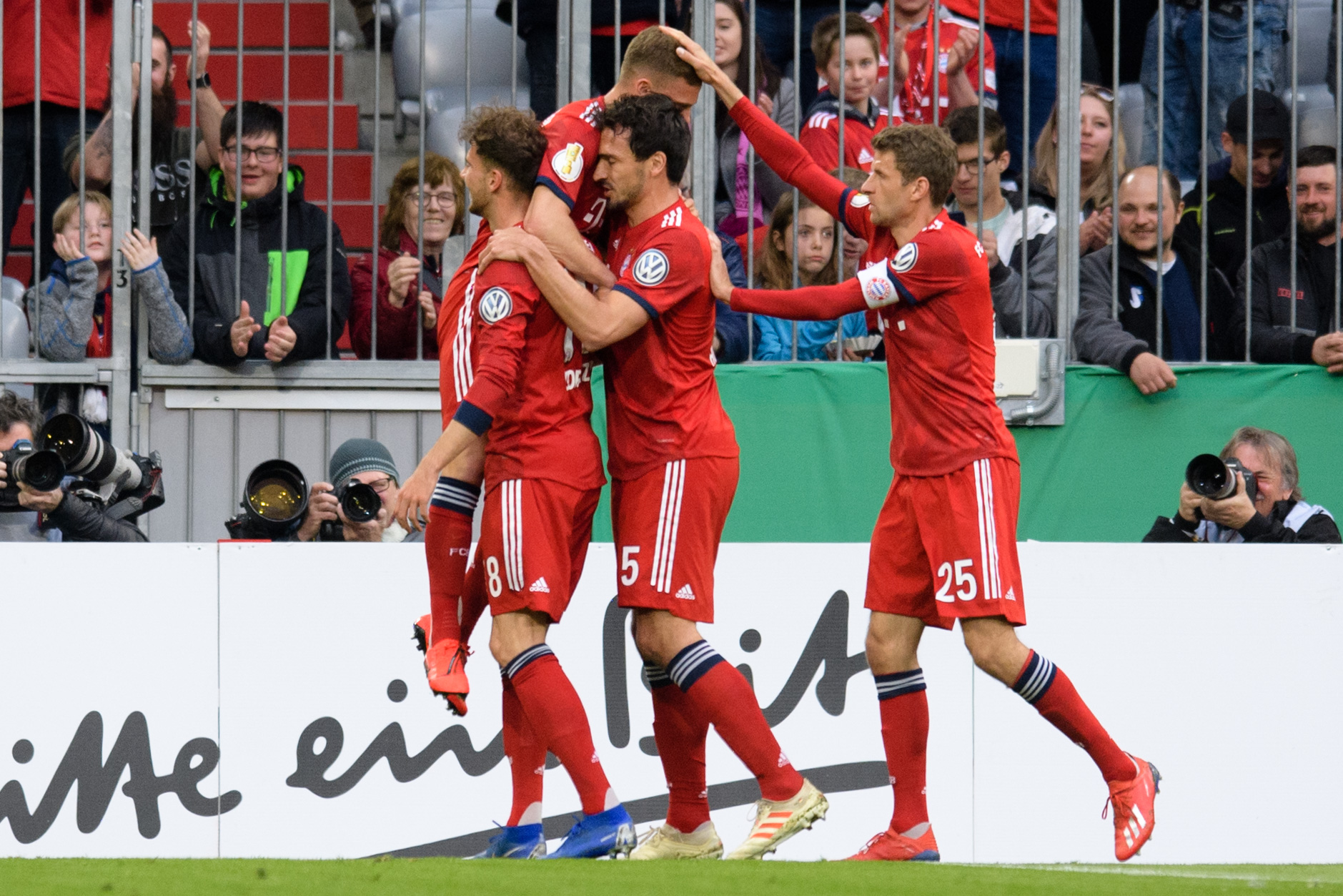 Así festejaron los jugadores del Bayern Múnich este miércoles. (Foto Prensa Libre: AFP)