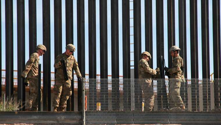 Soldados estadounidenses en El Paso Texas, punto  fronterizo con México. (Foto Prensa Libre: AFP)