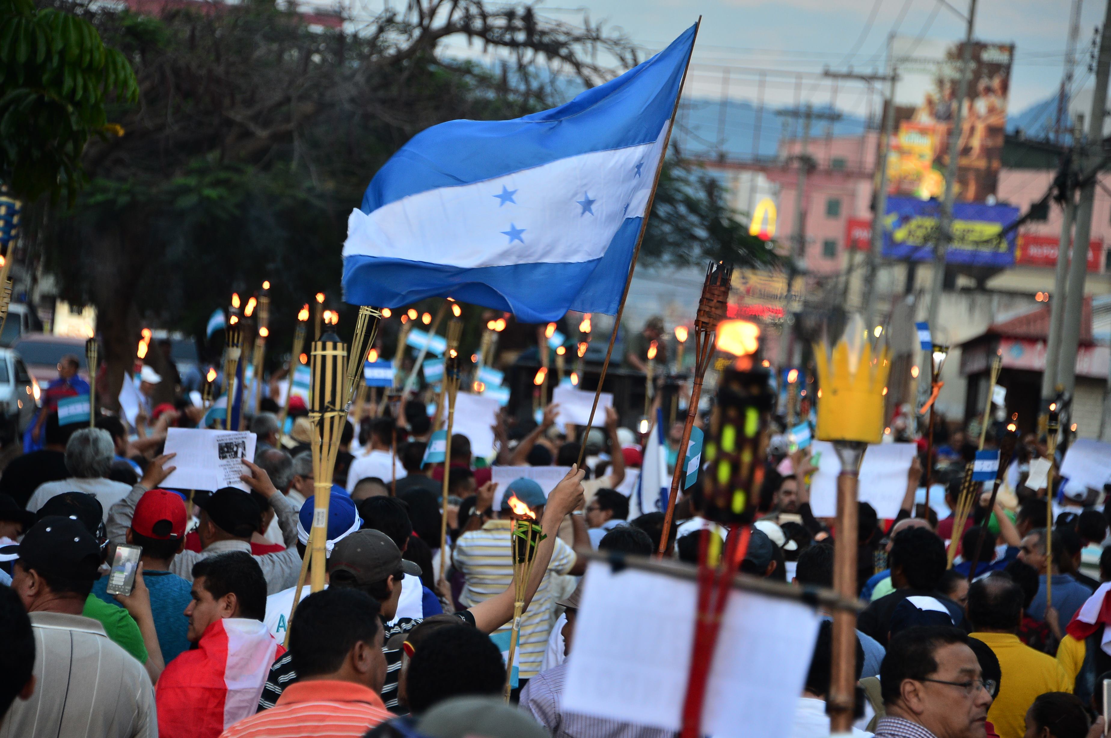 Alrededor de 5 mil hondureños salieron con antorchas para exigir la salida del presidente Juan Orando Hernández. (Foto Prensa Libre: AFP)