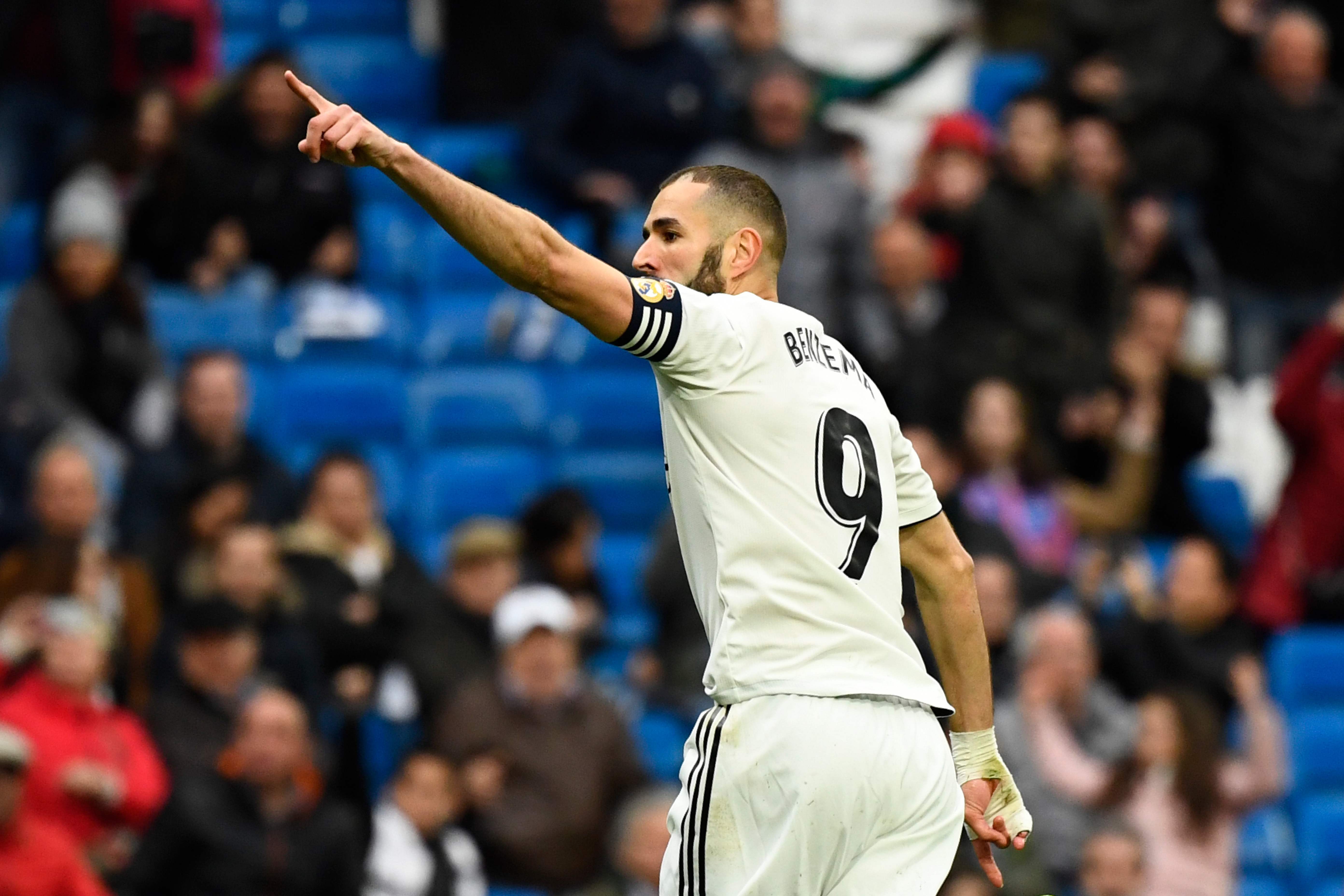 Karim Benzema festeja su doblete y la remontada. (Foto Prensa Libre: AFP)