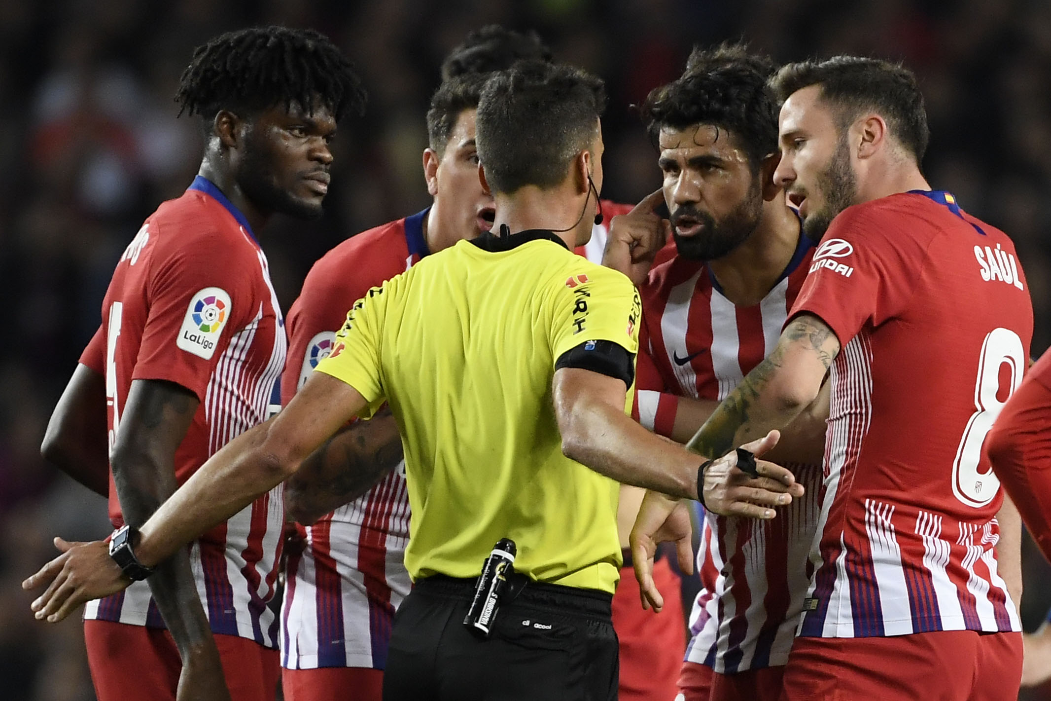 Diego Costa al momento de ser expulsado frente a El Barcelona. (Foto Prensa Libre: AFP)