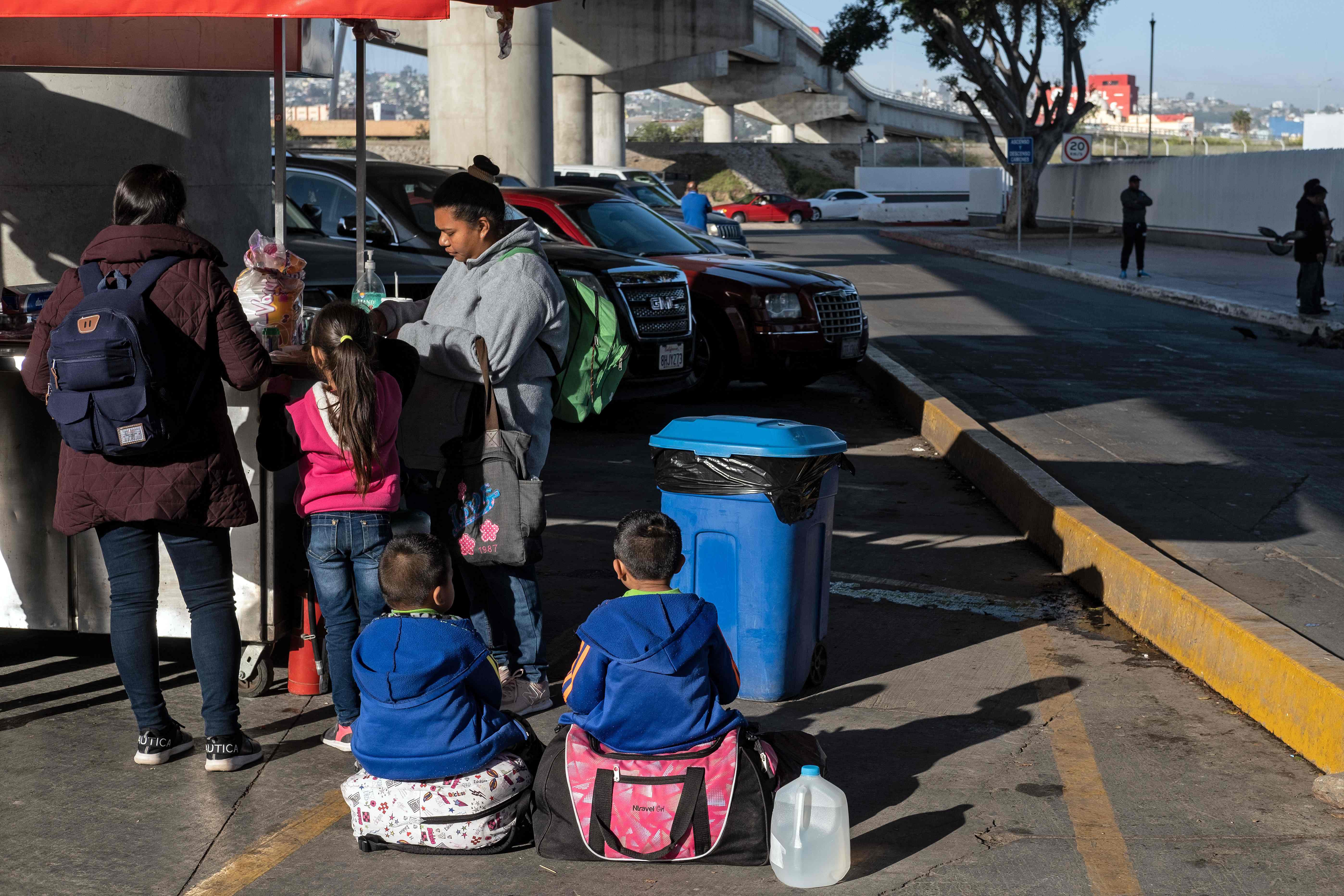 Solicitantes de asilo permanecen en Tijuana a la espera de ser atendidos por Estados Unidos. (Foto Prensa Libre: AFP)