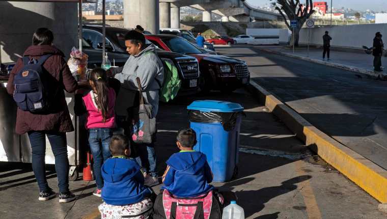 Solicitantes de asilo permanecen en Tijuana a la espera de ser atendidos por Estados Unidos. (Foto Prensa Libre: AFP)