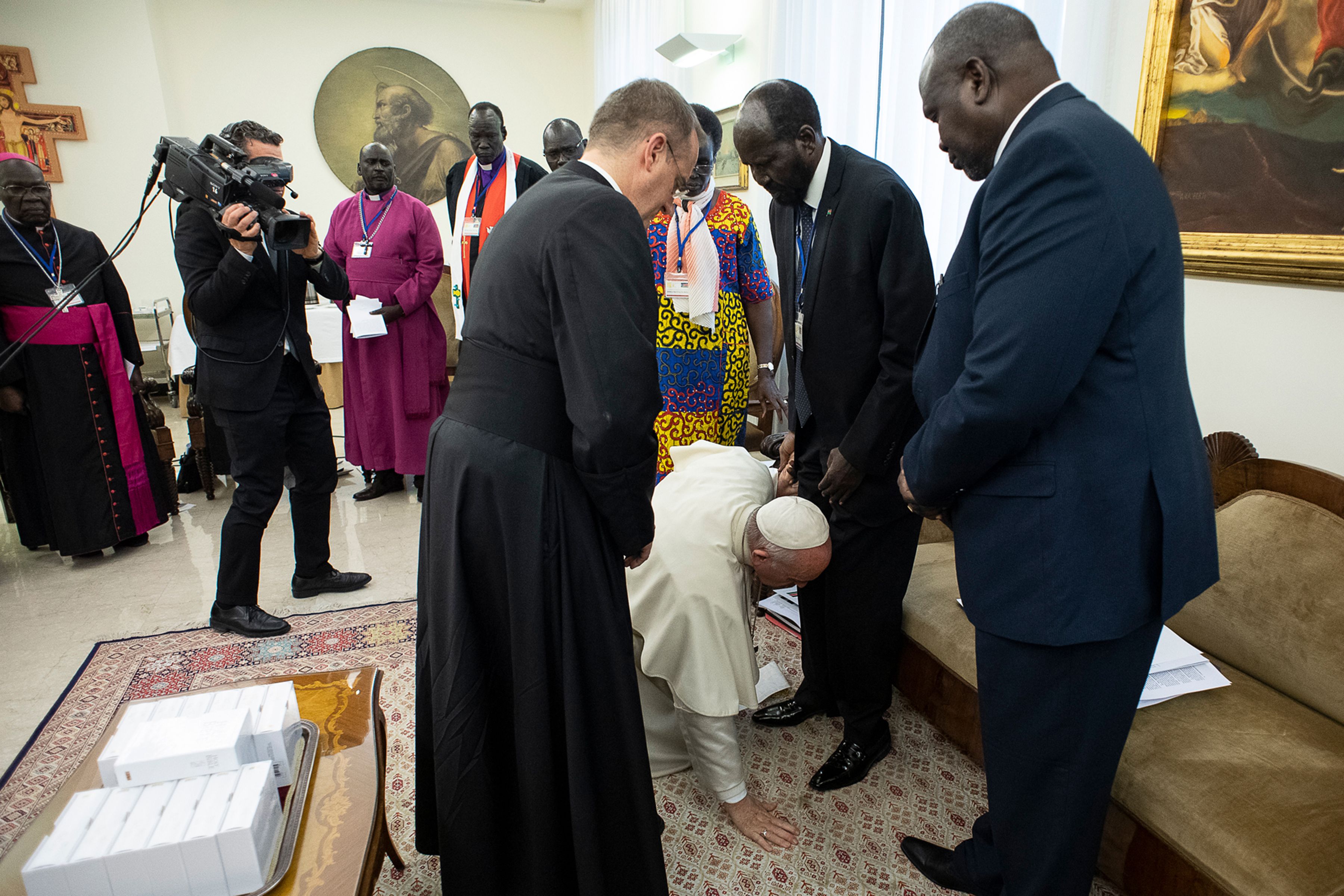 El papa Francisco se arrodilló el 11 de abril para besar los pies de líderes de Sudán. (Foto Prensa Libre: AFP)