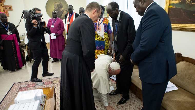 El papa Francisco se arrodilló el 11 de abril para besar los pies de líderes de Sudán. (Foto Prensa Libre: AFP)