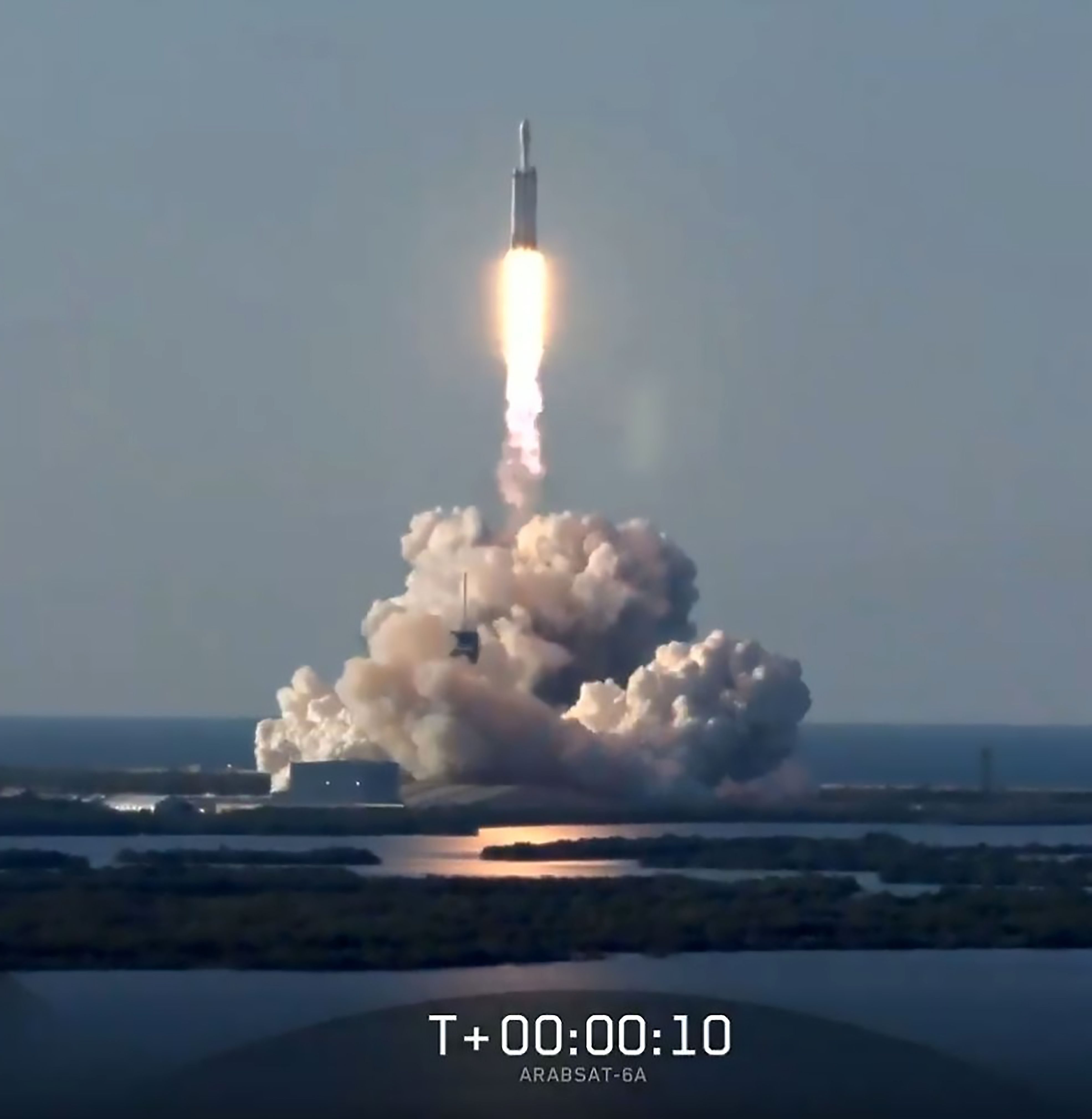This still image from video courtesy of SpaceX shows the SpaceX Falcon Heavy Rocket lifting off from Kennedy Space Center in Florida, April 11, 2019. - SpaceX sent its first commercial launch with the Falcon Heavy rocket carrying the six-ton Saudi satellite operated by Arabsat into geostationary orbit about 22,500 miles (36,000 kilometers) above the Earth. (Photo by Handout / SPACEX / AFP) / == RESTRICTED TO EDITORIAL USE  / MANDATORY CREDIT:  "AFP PHOTO /  SPACEX " / NO MARKETING / NO ADVERTISING CAMPAIGNS /  DISTRIBUTED AS A SERVICE TO CLIENTS  ==