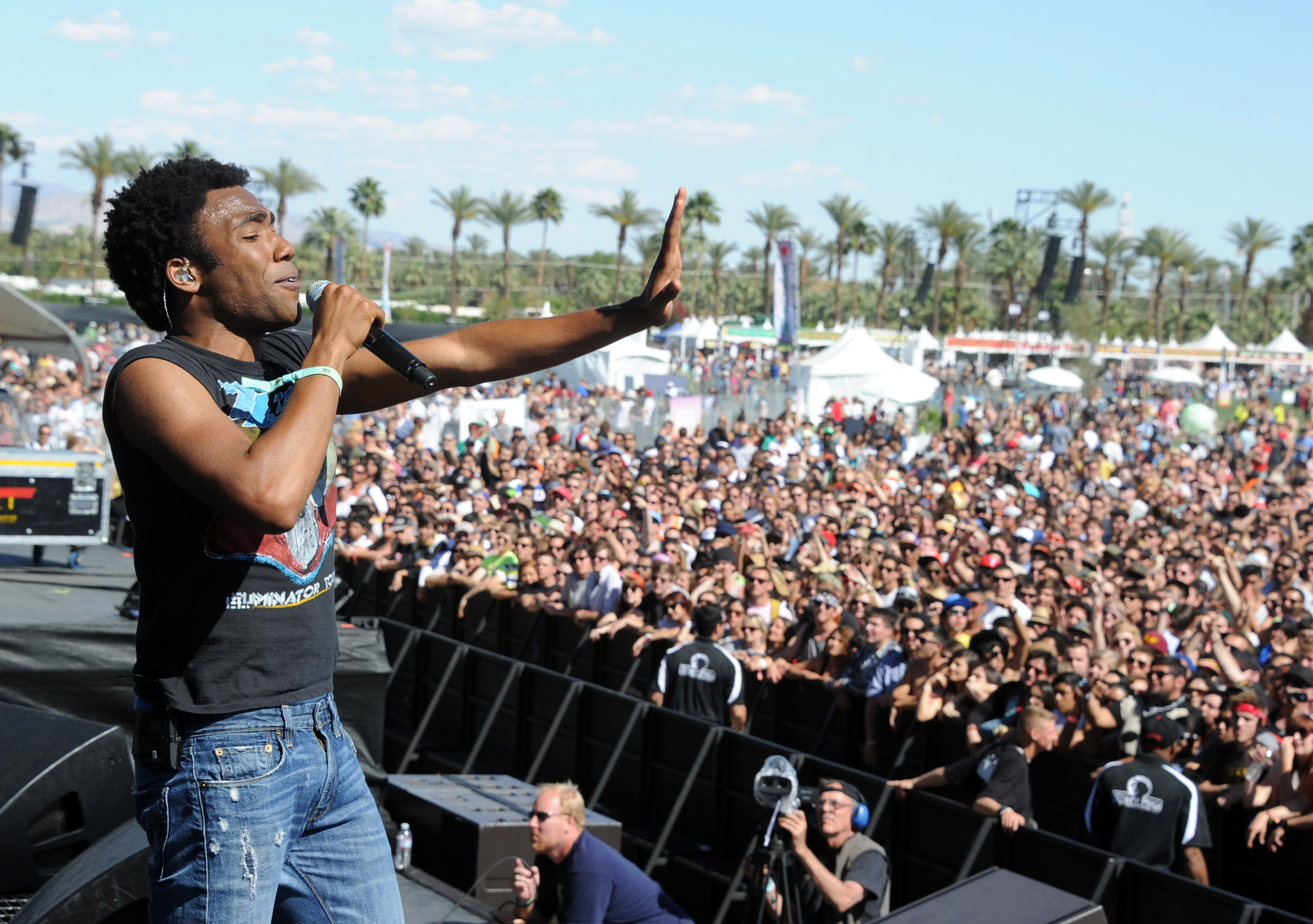 Donald Glover, también conocido como Childish Gambino canta en Coachella Valley Music & amp, el festival de Artes en el Empire Polo Field en Indio, California.  Durante el evento presentó su película conocida como "Isla de la Guayaba". (Foto Prensa Libre: AFP)