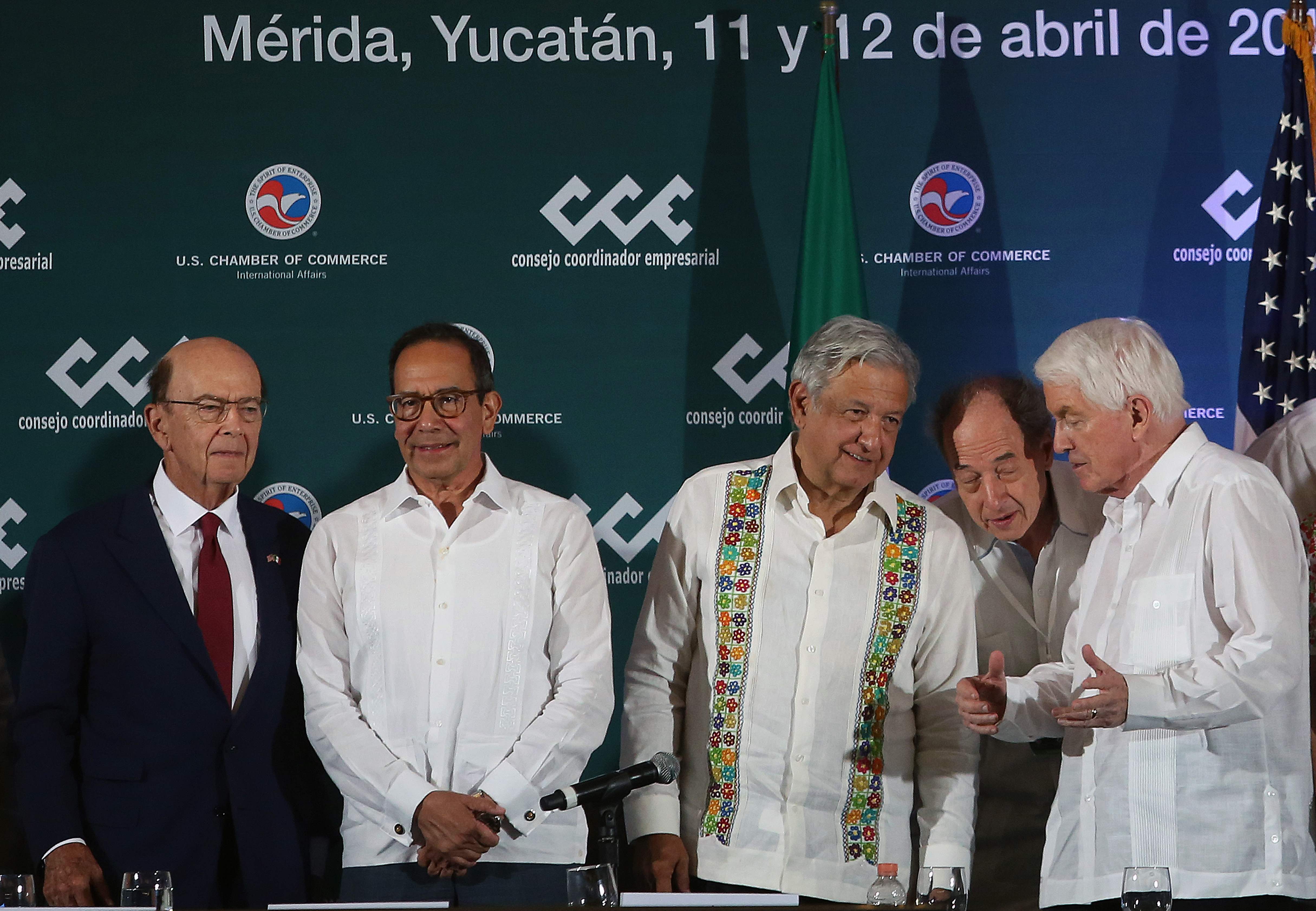 Wilbur Ross, secretario de Comercio de Estados Unidos, izquierda, participó en Mérida junto al presidente de México, Andrés Manuel López Obrador, centro, en un encuentro de empresarios para impulsar un plan regional de inversiones el pasado viernes. (Foto Prensa Libre: AFP)