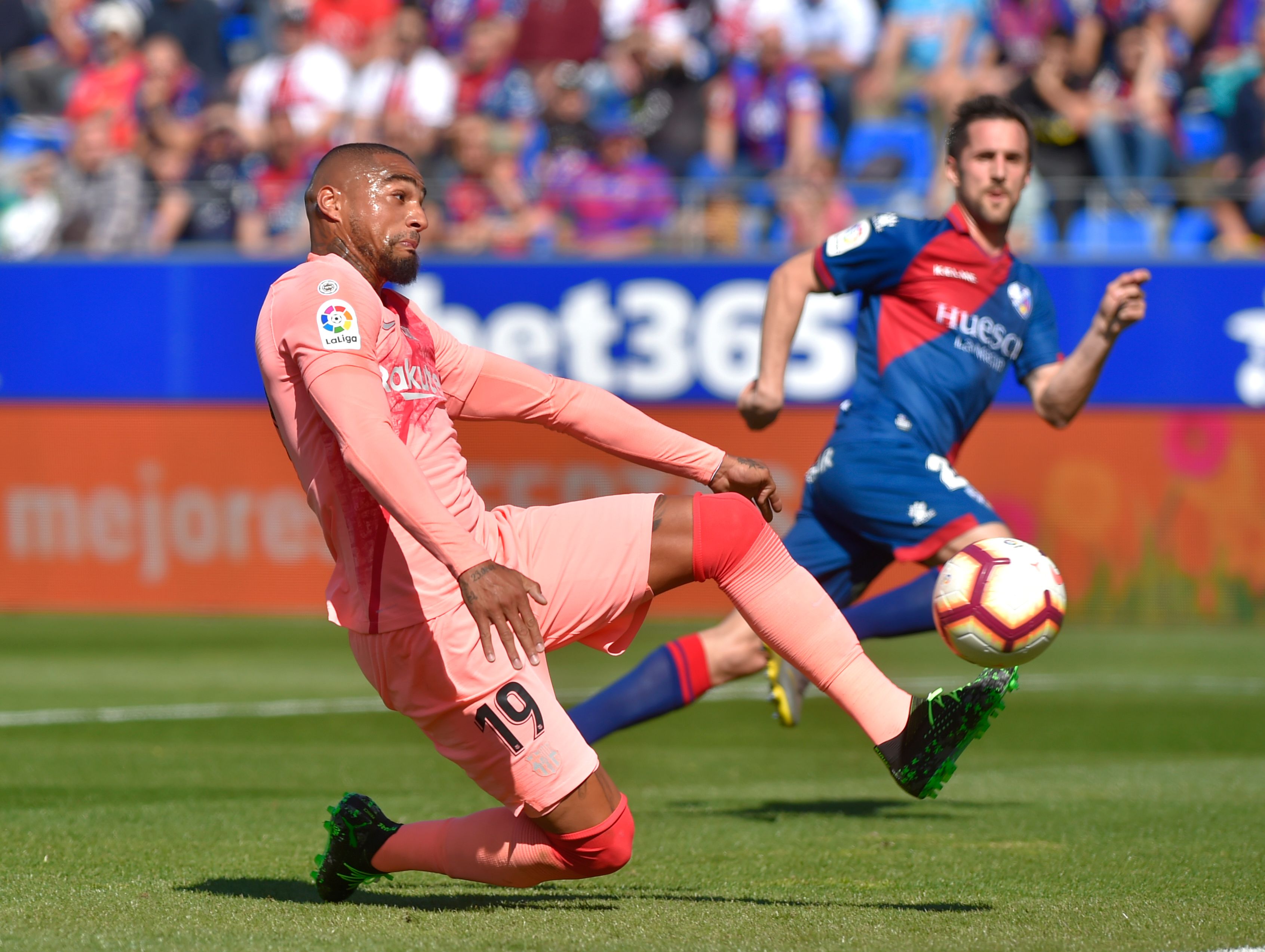 Kevin-Prince Boateng tuvo un mal partido con el Barcelona. (Foto Prensa Libre: AFP)