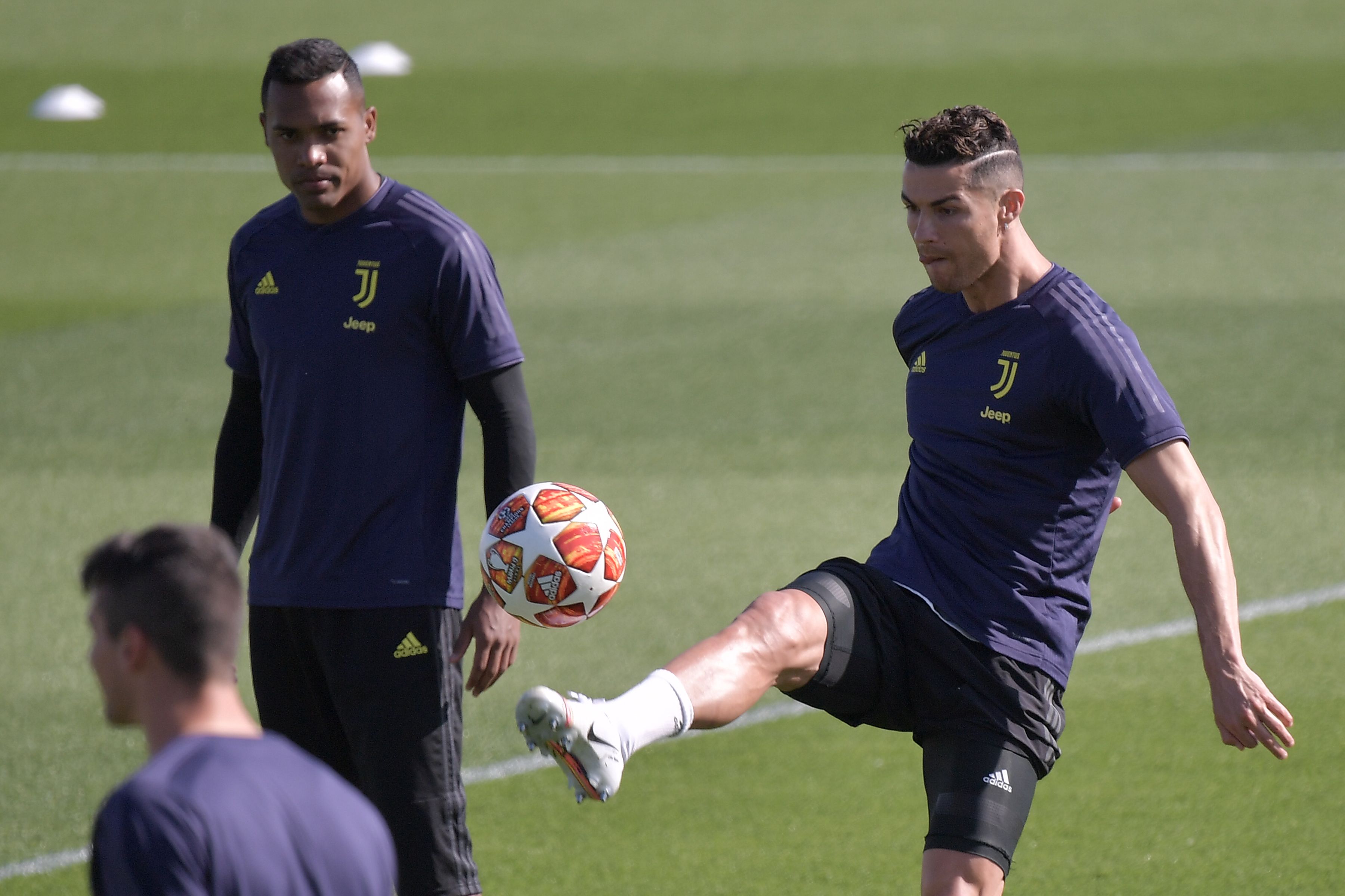 Cristiano Ronaldo durante el entrenamiento de la Juventus para la Champions League. (Foto Prensa Libre: AFP)