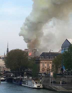 La alcaldesa de París, Anne Hidalgo, ha lamentado el Twitter el “terrible incendio” y ha informado de que los Bomberos de París están tratando de controlar las llamas. Foto Prensa Libre: AFP