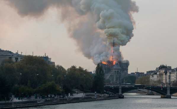 Una gigantesca nube de humo emana producto del incendio en la catedral de Notre-Dame, que enluta ya a París. Foto Prensa Libre: AFP