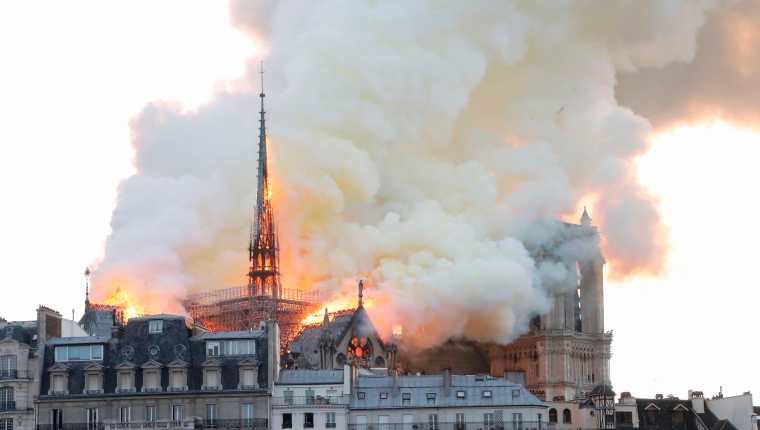 Incendio en la Catedral de Notre Dame en París, Francia. Foto Prensa Libre: AFP 