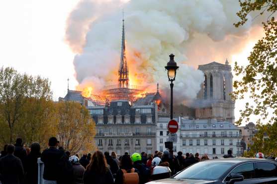 Vista desde el río Sena del incendio en la catedral de Notre Dame, París. Foto Prensa Libre: AFP 
