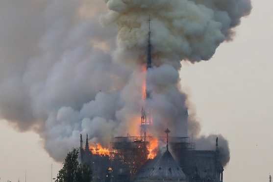 Se tiene conocimiento que se hacían algunos trabajos de remodelación en la parte alta de la iglesia de Notre Dame. Foto Prensa Libre: AFP 