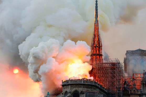 Imágenes del incendio en la Catedral de Notre Dame en París han dado la vuelta al mundo. Foto Prensa Libre: AFP 