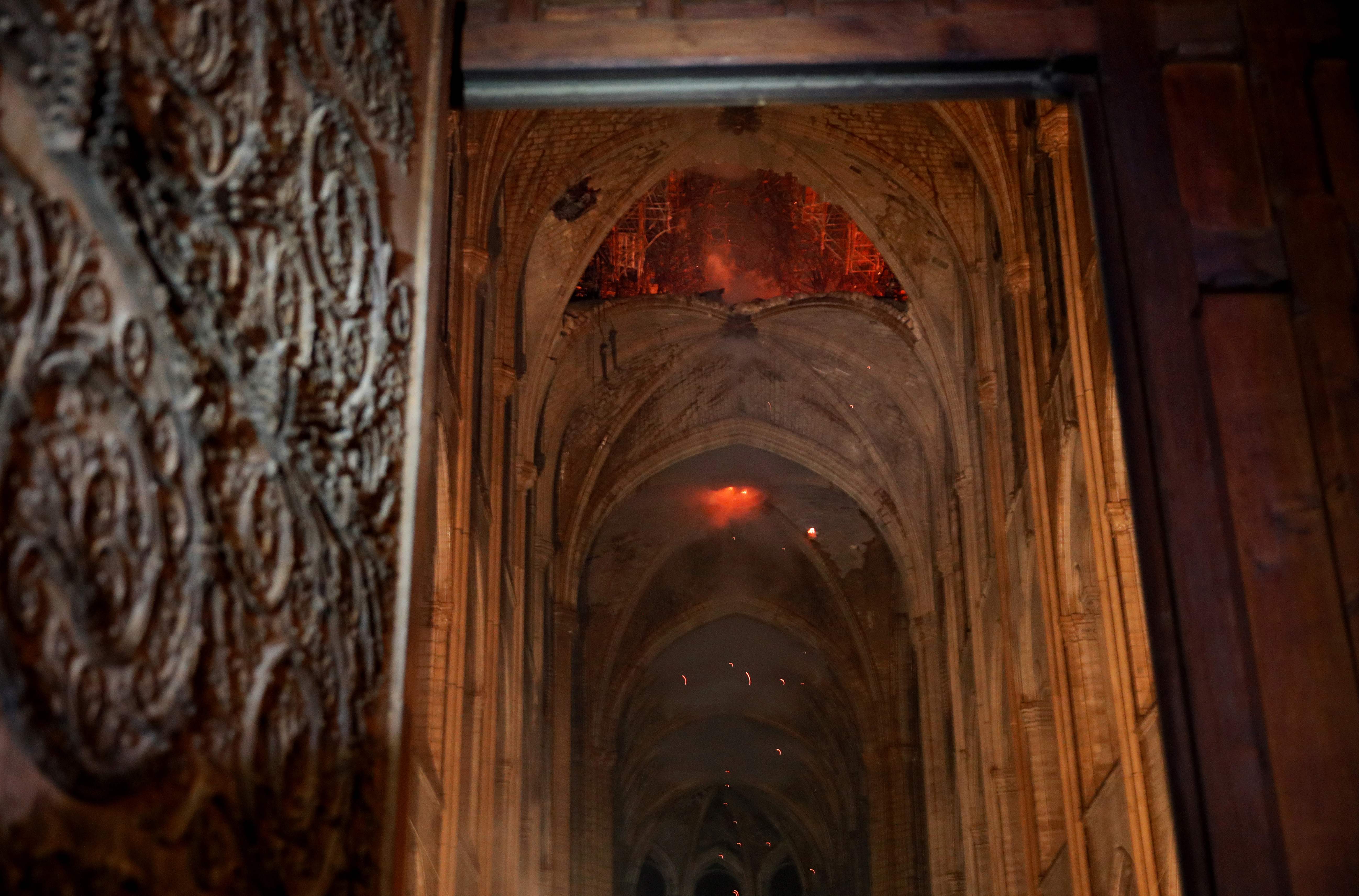 Llamas y humo en el interior de la Catedral de Notre Dame, ícono de la historia francesa y occidental. (Foto Prensa Libre: AFP)