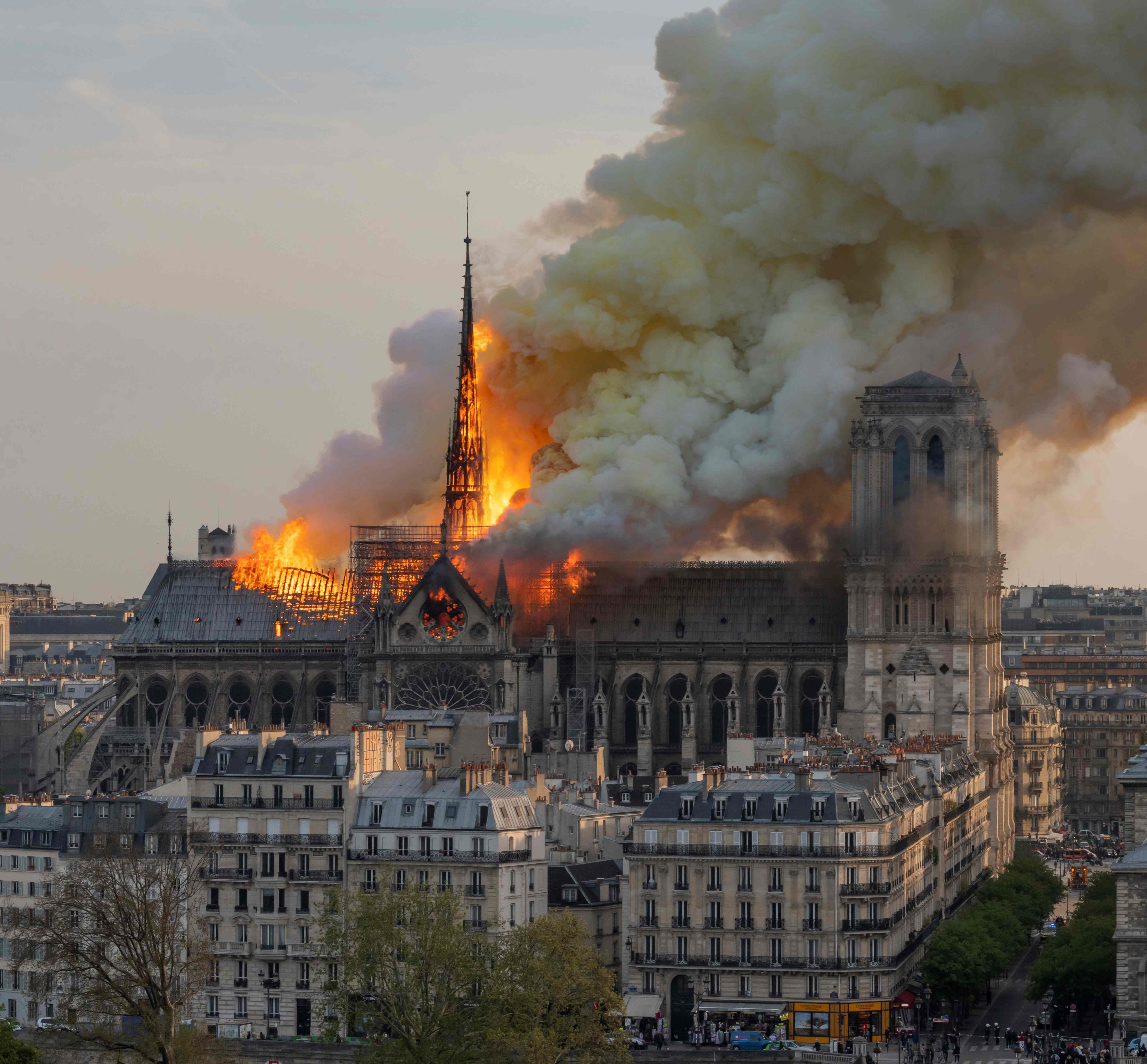 El enorme incendio en el techo de Notre Dame ha enlutado a Francia y al mundo. (Foto Prensa Libre: AFP)