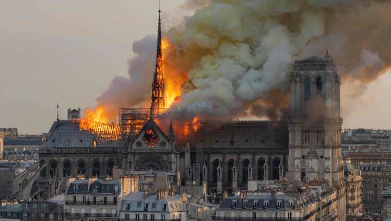 El enorme incendio en el techo de Notre Dame ha enlutado a Francia y al mundo. (Foto Prensa Libre: AFP)