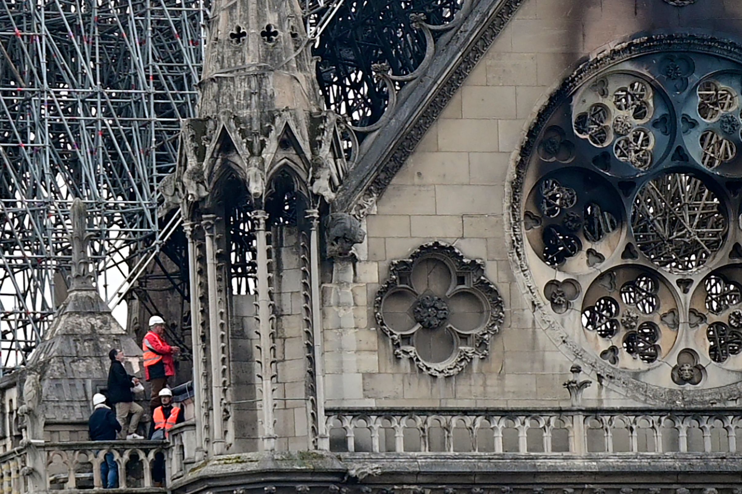 Inspectores evalúan los daños causados por el incendio en la Catedral de Notre Dame en París. (Foto Prensa Libre. AFP)