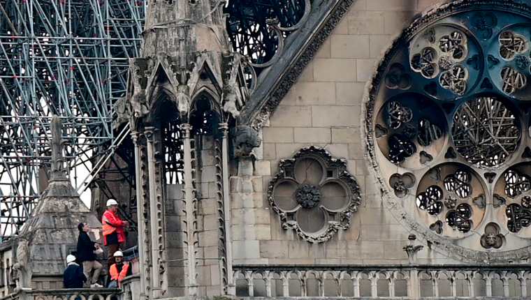 Inspectores evalúan los daños causados por el incendio en la Catedral de Notre Dame en París. (Foto Prensa Libre. AFP)