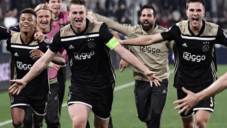 Matthijs de Ligt (C), capitán del Ajax, celebró así la clasificación a semifinales. (Foto Prensa Libre: AFP)
