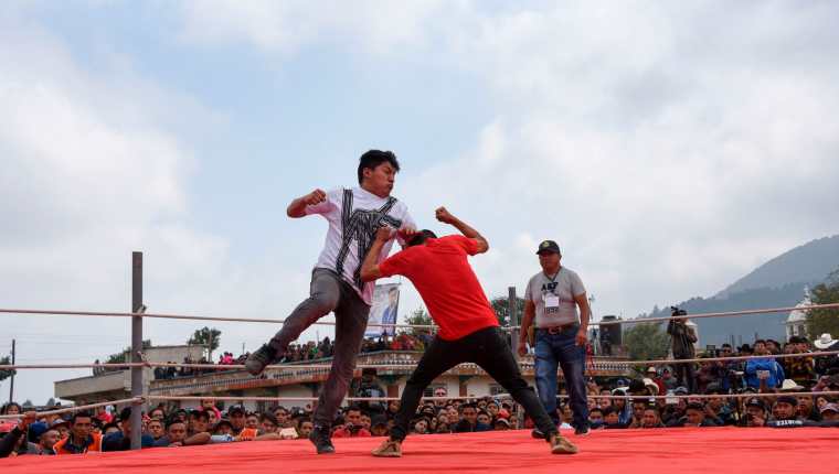 En la aldea Chivarreto los hombres se baten en combate como parte de una tradción de Viernes Santo. (Foto Prensa Libre: AFP)