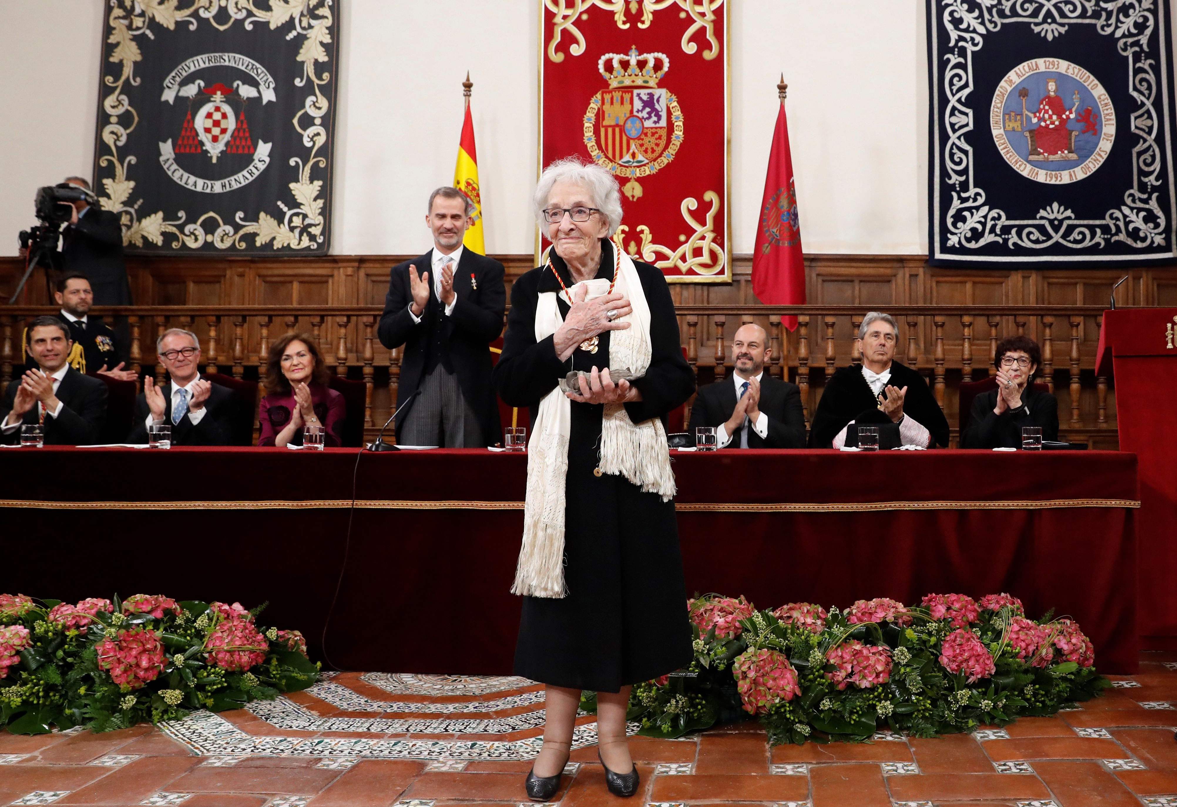 La uruguaya Ida Vitale tras recibir el Premio de Literatura en Lengua Castellana Miguel de Cervantes 2018. (Foto Prensa Libre: AFP)