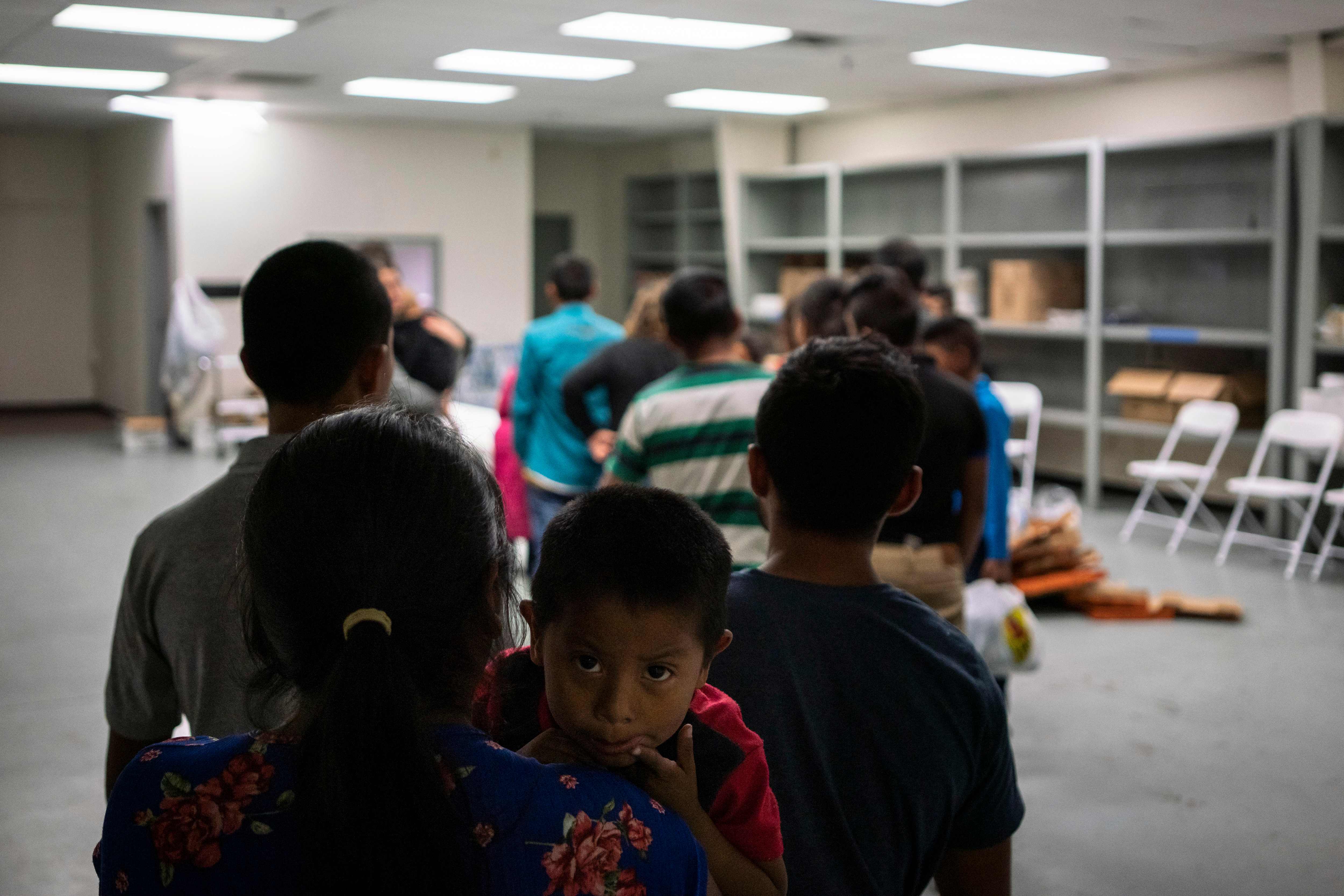Un niño guatemalteco y su familia esperan alimentos en un albergue de El Paso, Texas. (Foto Prensa Libre: AFP)
