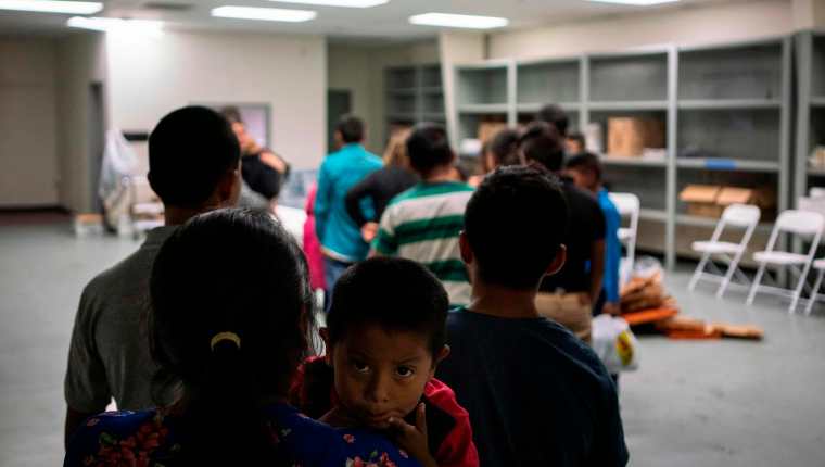 Un niño guatemalteco y su familia esperan alimentos en un albergue de El Paso, Texas. (Foto Prensa Libre: AFP)