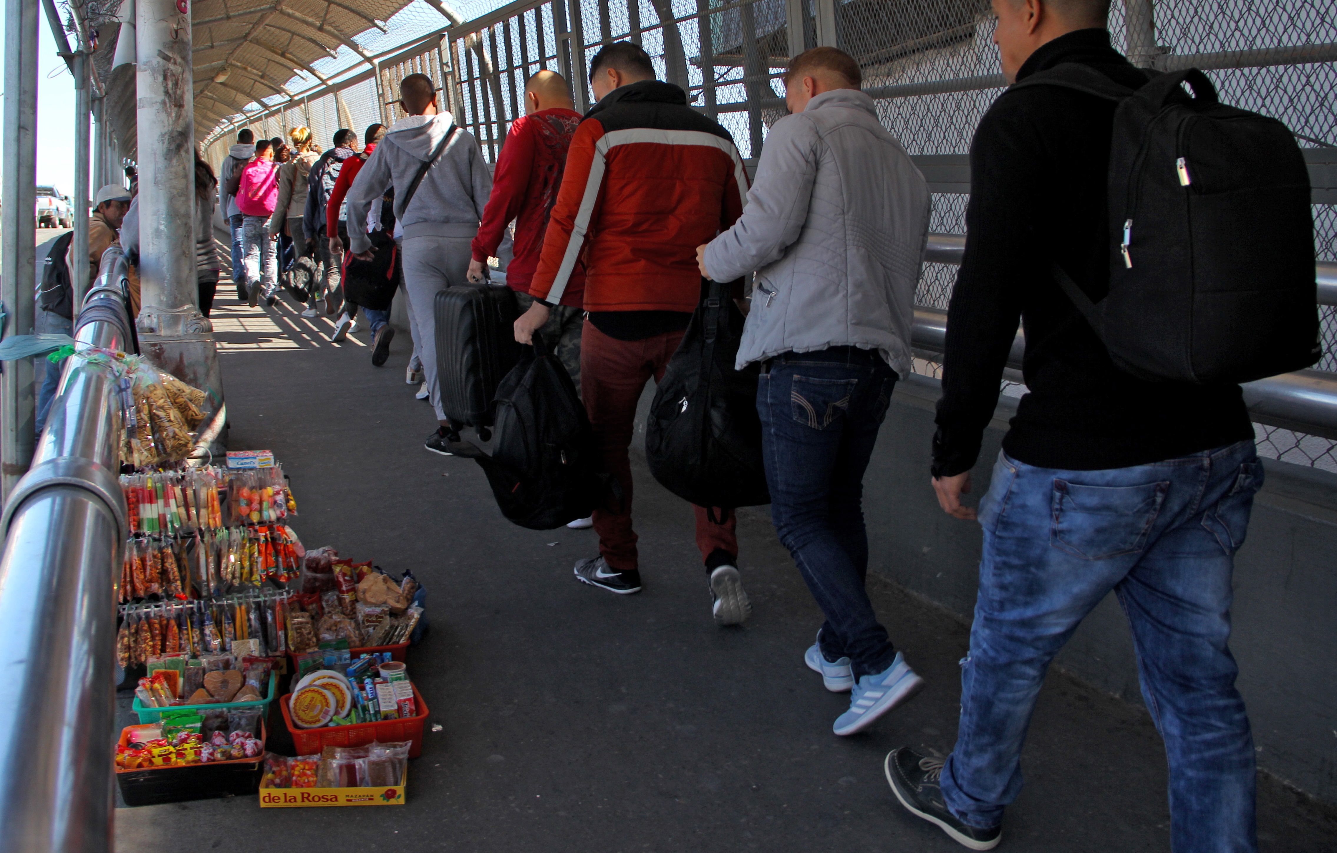 Solicitantes de asilo cruzan el paso fronterizo entre Tijuana y San Diego. (Foto Prensa Libre: AFP)