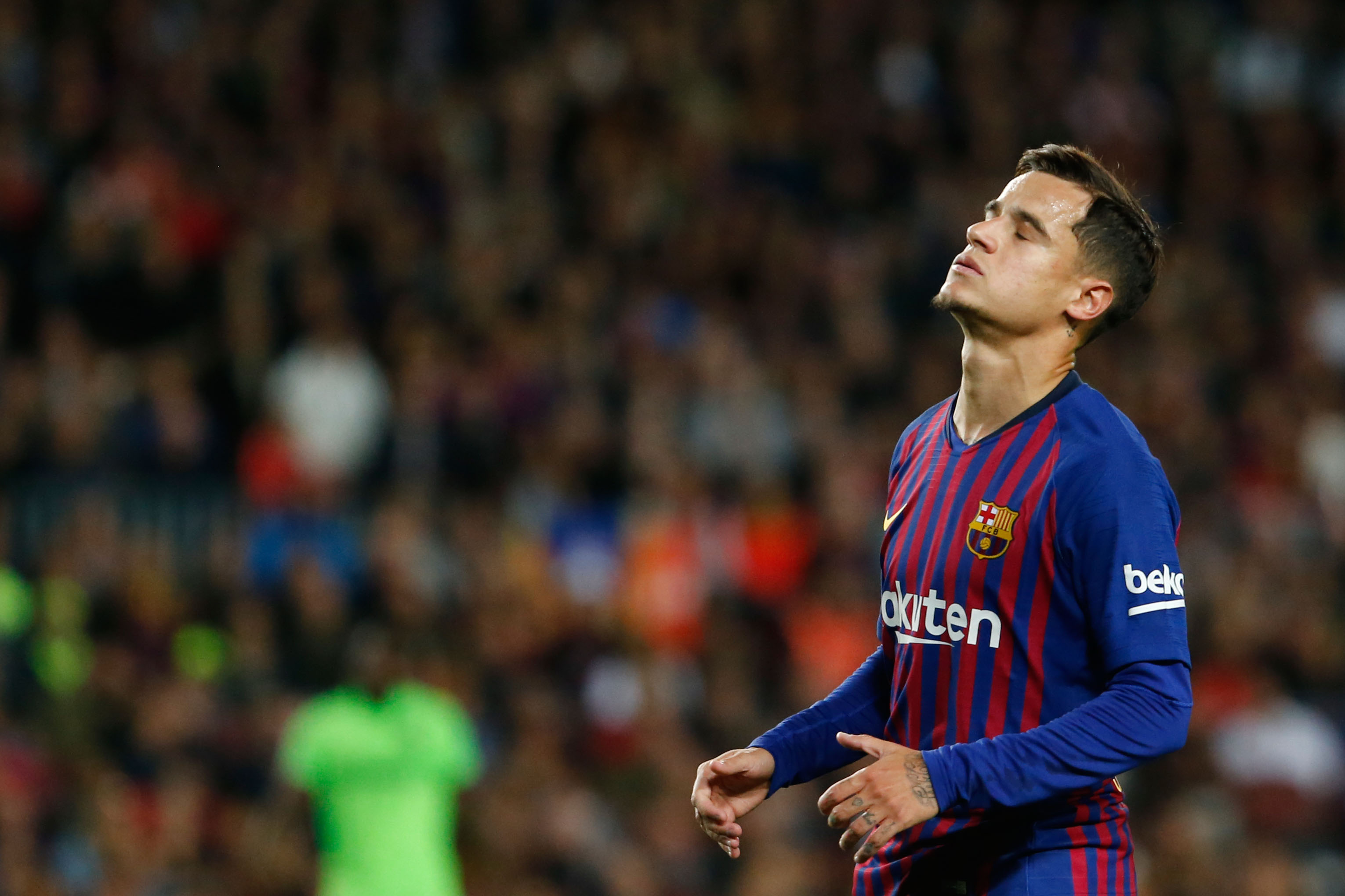 Philippe Coutinho no tuvo un buen paso por el Barcelona, pero ellos todavía son dueños de sus papeles. (Foto Prensa Libre: AFP)
