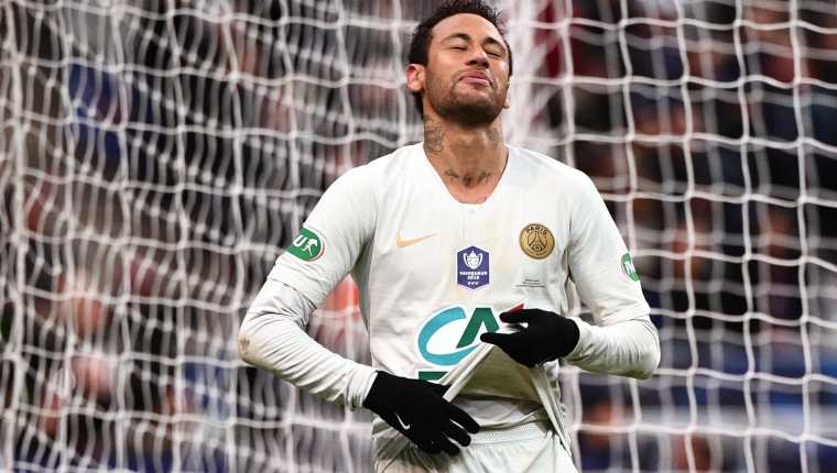 El delantero brasileño Neymar tuvo un problema con un aficionado al finalizar el partido de Copa. (Foto Prensa Libre: AFP)
