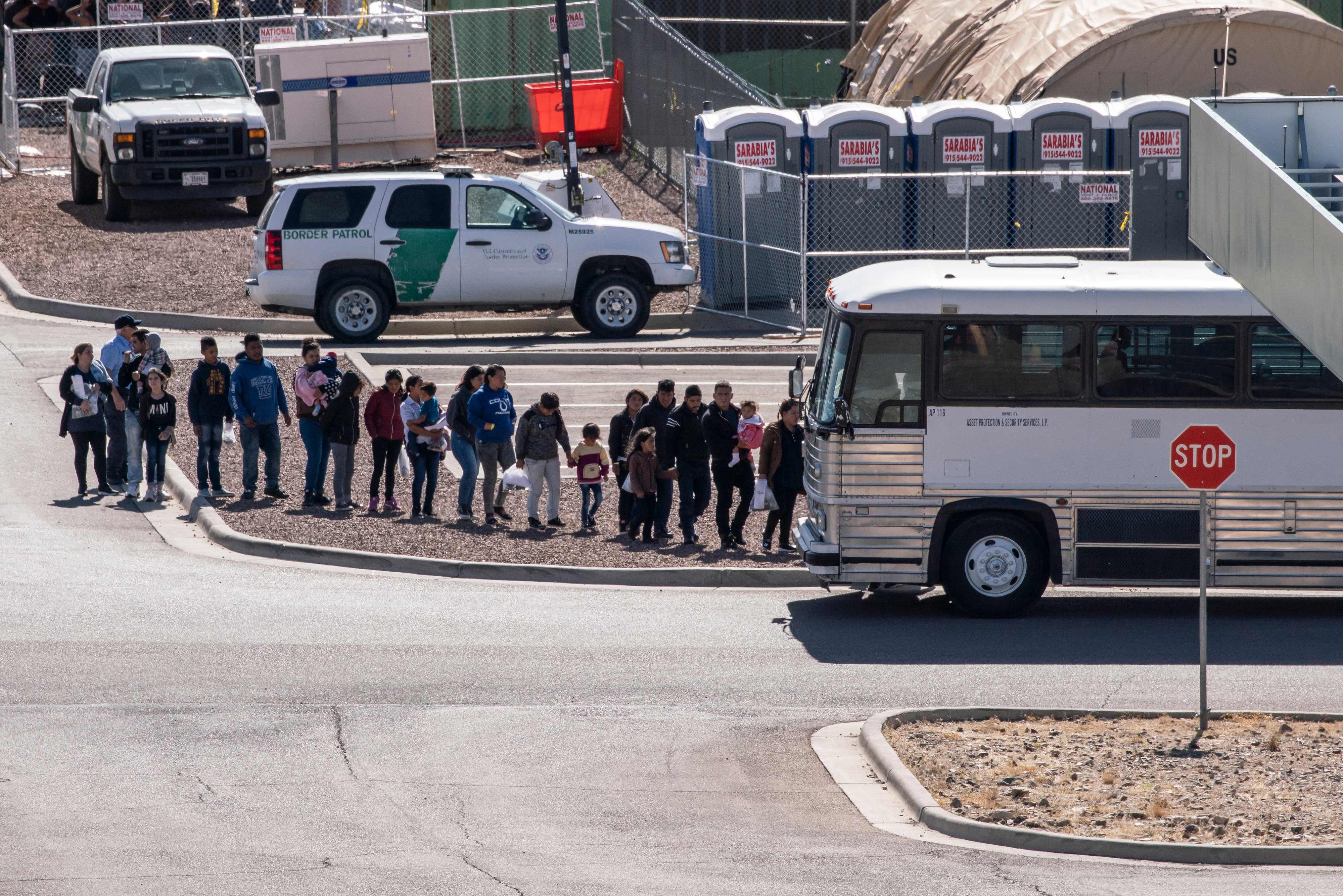 Migrantes detenidos en un centro de El Paso, Texas. (Foto Prensa Libre: Hemeroteca PL)