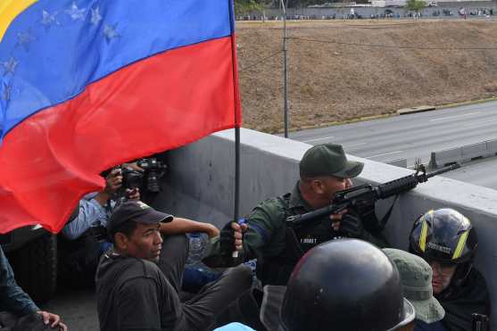 Varios soldados respondieron al llamado de Juan Guaidó en Venezuela. Foto Prensa Libre: AFP 