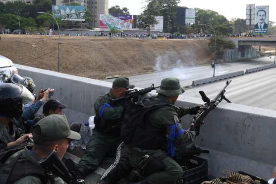 Las fuerzas armadas leales a Guaidó permanecen en las calles de Caracas. Foto Prensa Libre: AFP 