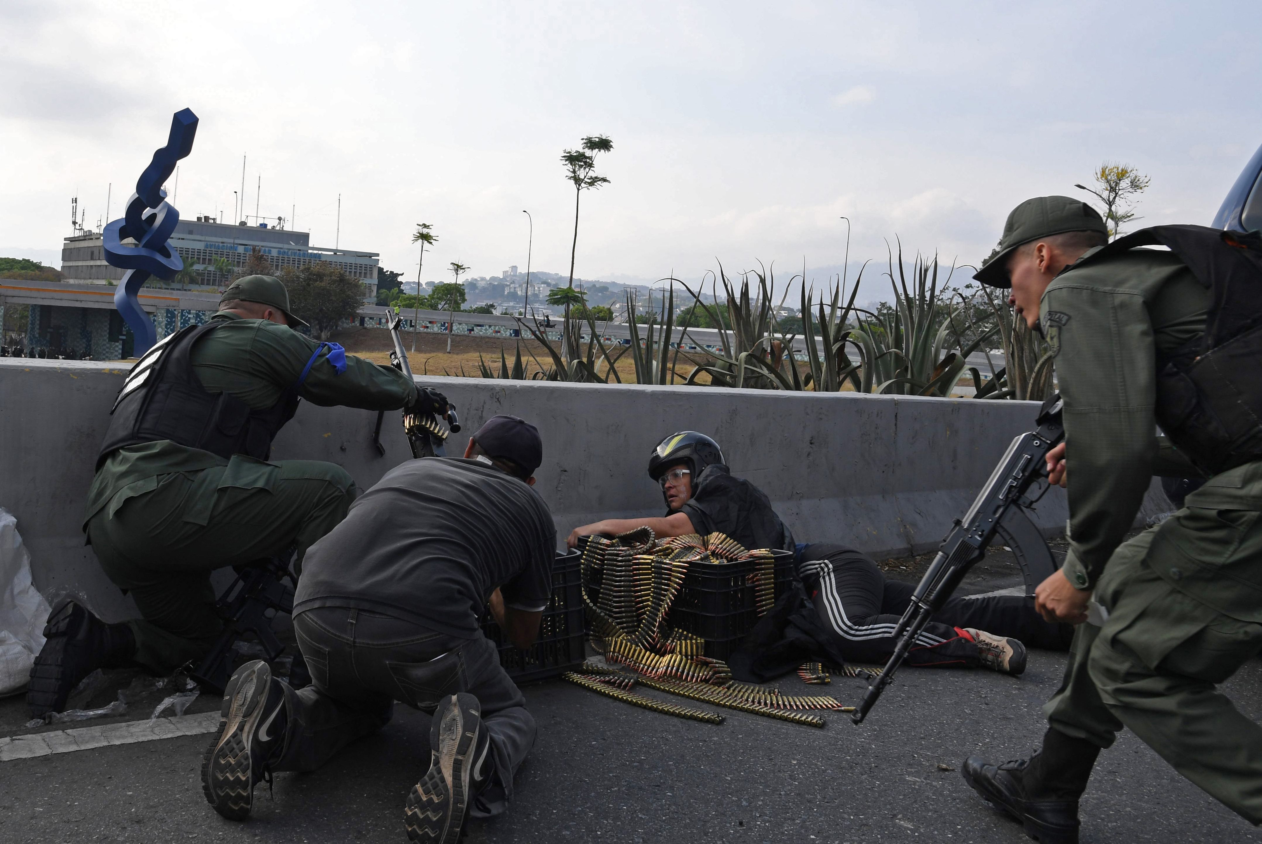 
Los soldados leales al líder opositor venezolano y al autoproclamado presidente Juan Guaido toman posición frente a la base de La Carlota en Caracas. Foto Prensa Libre: EFE