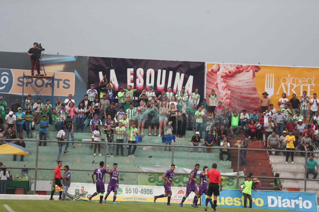 Los jugadores de Antigua festejaron a lo grande. (Foto Prensa Libre: Edwin Fajardo)