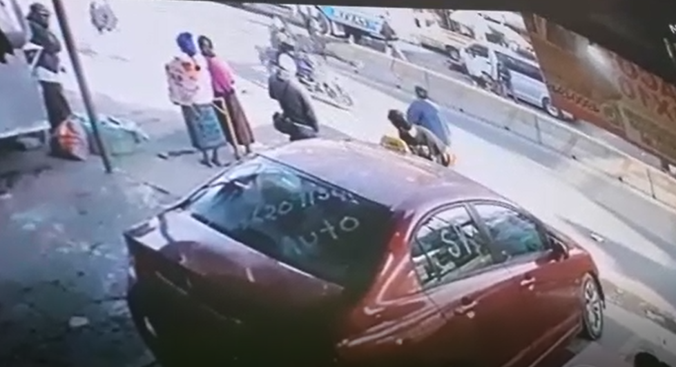 Momento en el que ocurre el accidente en la ciudad de Huehuetenango. (Foto Prensa Libre: Imagen tomada de video).