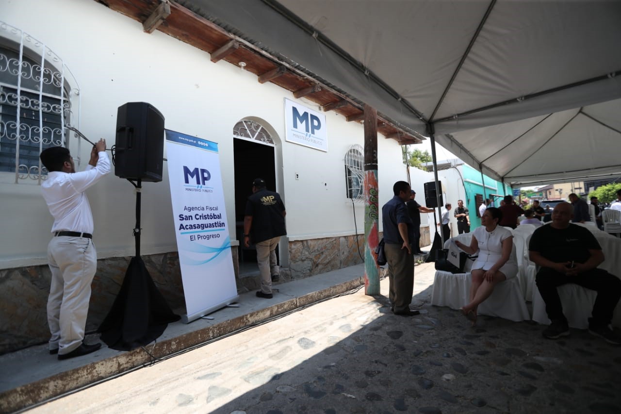 El personal del Ministerio Público ingresa a la nueva agencia fiscal habilitada en San Cristóbal Acasaguastlán, en El Progreso. (Foto Prensa Libre: Esbin García) 