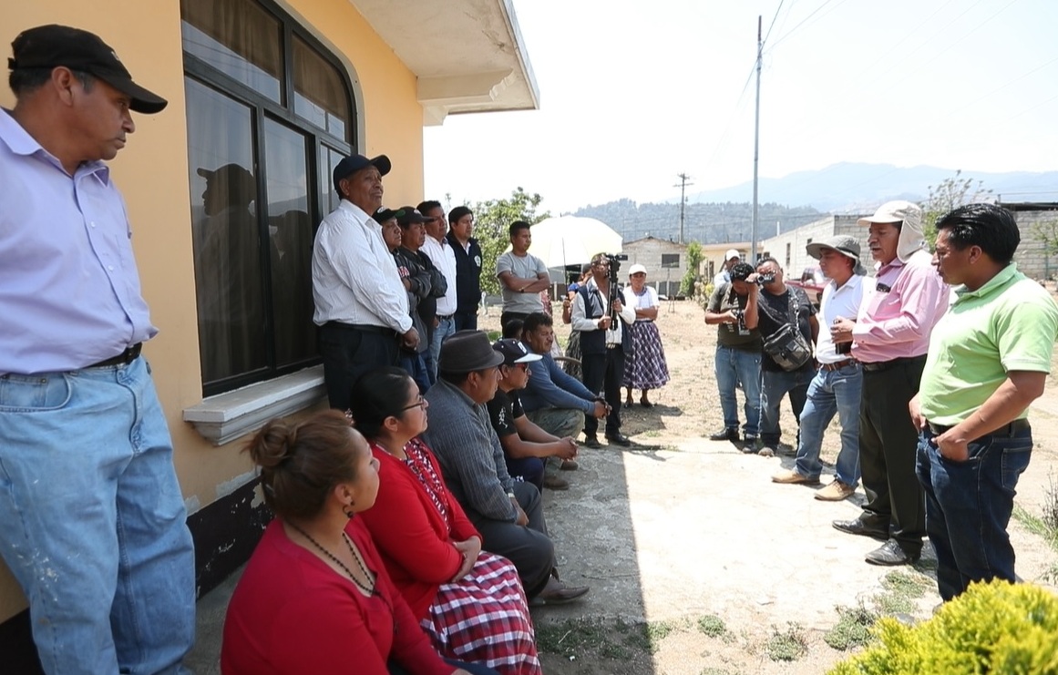 Autoridades municipales y representantes de los vecinos afectados se reunieron este lunes 1 de abril para dialogar sobre la problemática. (Foto Prensa Libre: María Longo)