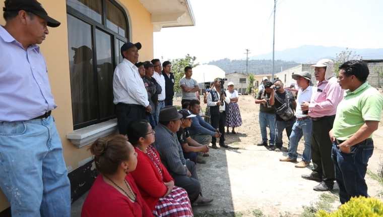 Autoridades municipales y representantes de los vecinos afectados se reunieron este lunes 1 de abril para dialogar sobre la problemática. (Foto Prensa Libre: María Longo)