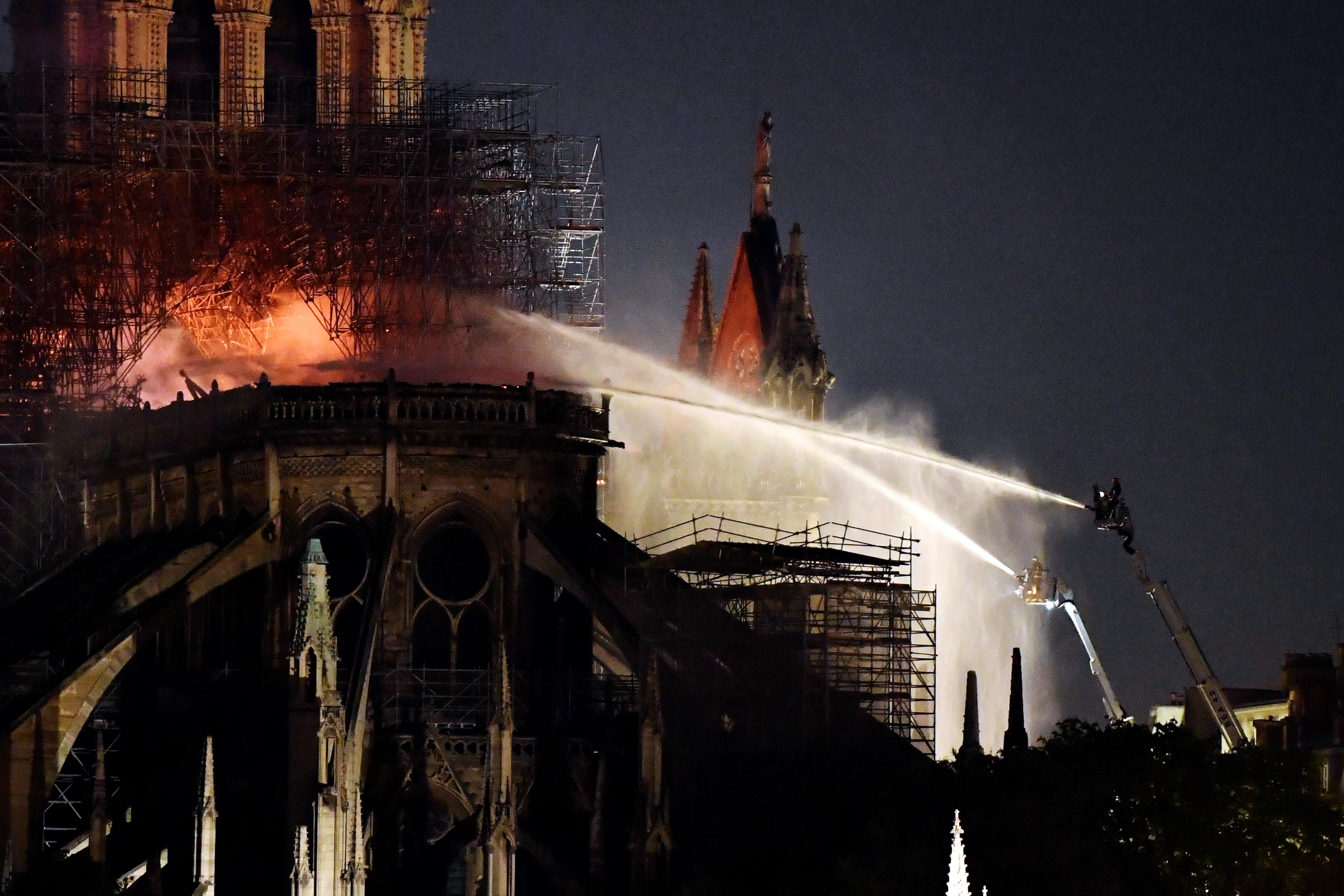 Bomberos intentan apagar el incendio en la catedral de Notre Dame. (Foto Prensa Libre: EFE)