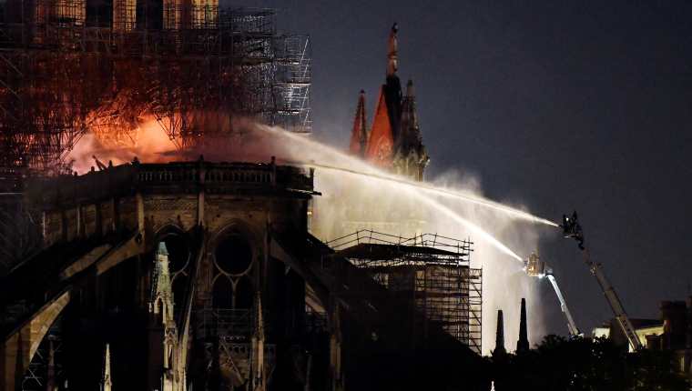 Bomberos intentan apagar el incendio en la catedral de Notre Dame. (Foto Prensa Libre: EFE)