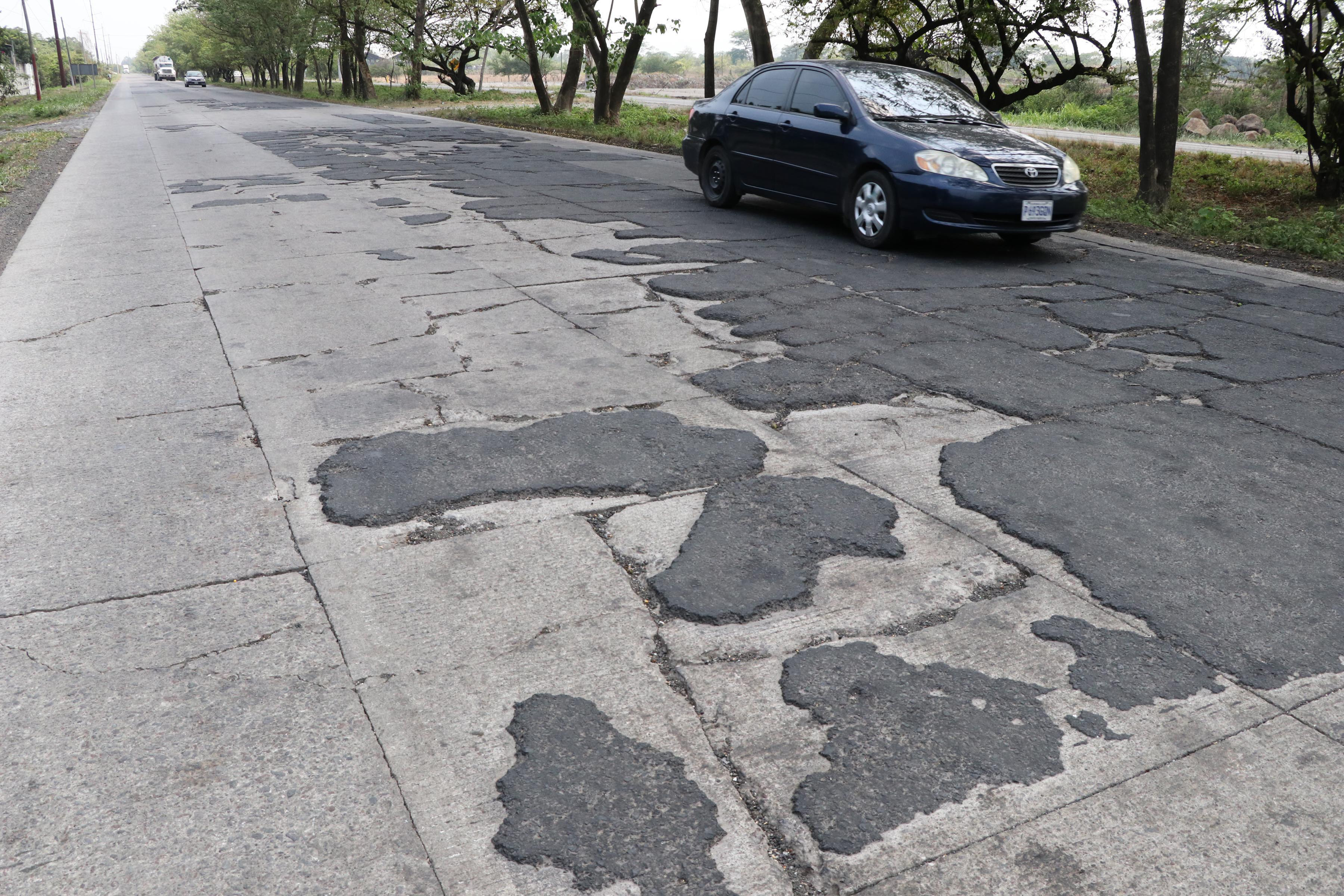 José Fernando Morales, viceministro de Comunicaciones, confirmó que la Autopista Escuintla-Puerto Quetzal, presenta un alto grado de deterioro por la falta de mantenimiento, pero no se le puede brindar por el contrato económico. (Foto Prensa Libre: Carlos Enrique Paredes) 
