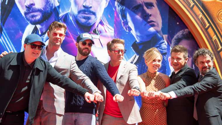 Parte del elenco de la cinta Avengers: Endgame, la cual se convirtió este domingo en el estreno más exitoso de la historia. (Foto Prensa Libre: AFP).