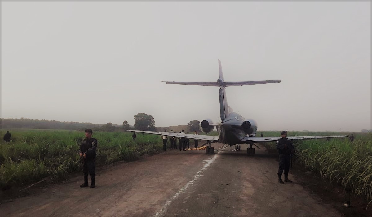 Dos avionetas fueron encontradas "en abandono" en Escuintla y Retalhuleu por el Ejército de Guatemala. (Foto Prensa Libre: Cortesía) 