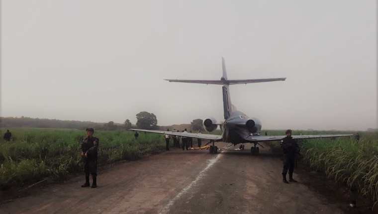 Dos avionetas fueron encontradas "en abandono" en Escuintla y Retalhuleu por el Ejército de Guatemala. (Foto Prensa Libre: Cortesía) 