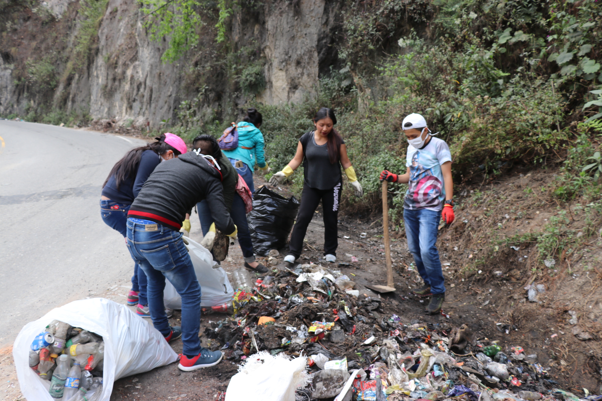 Voluntarios recogen basura en ruta entre Los Encuentros y Santa Cruz del Quiché. (Foto Prensa Libre: Héctor Cordero). 

