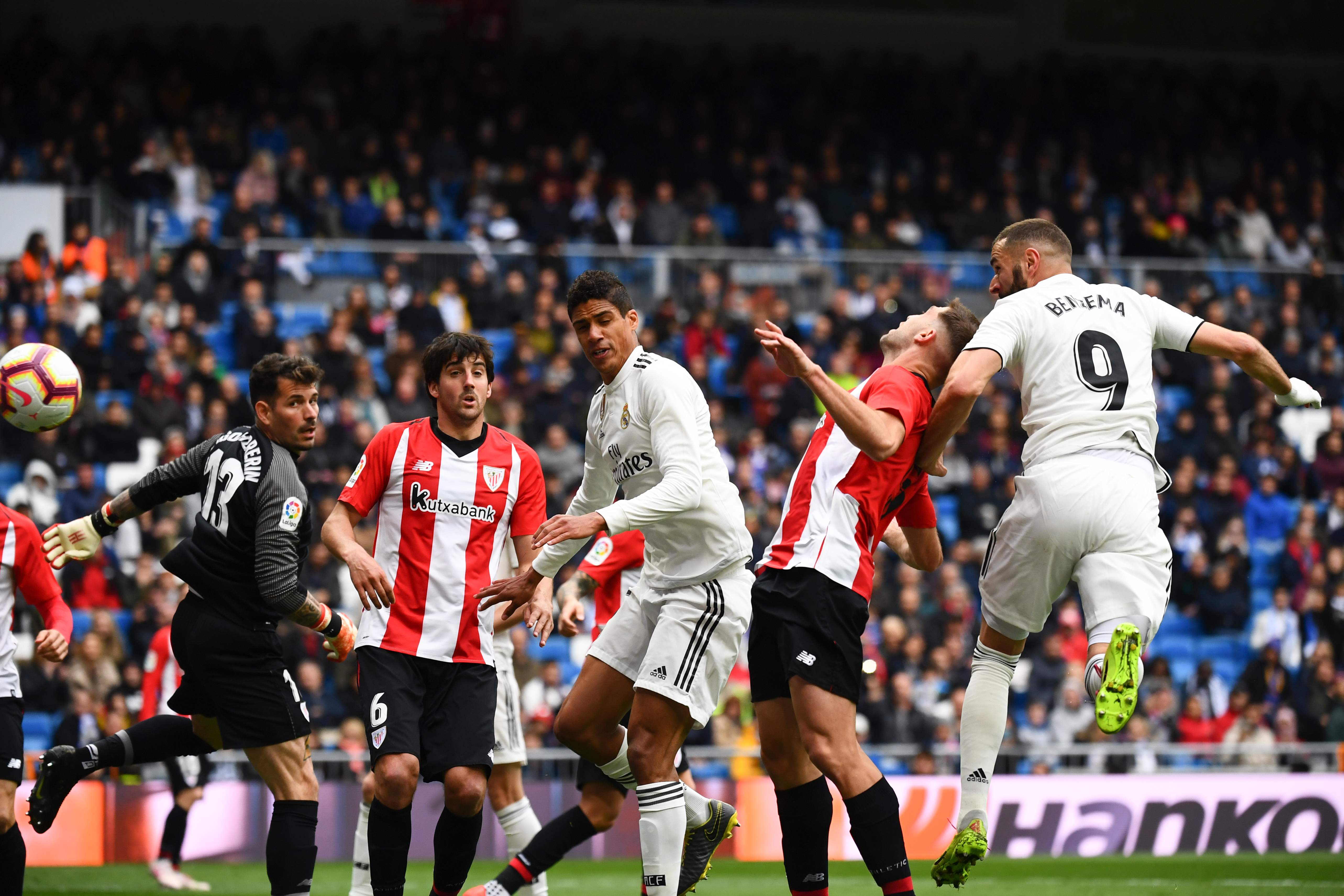 Karim Benzema vence con un cabezazo al guardameta Iago Herrerin del  Athletic Bilbao. (Foto Prensa Libre: AFP)